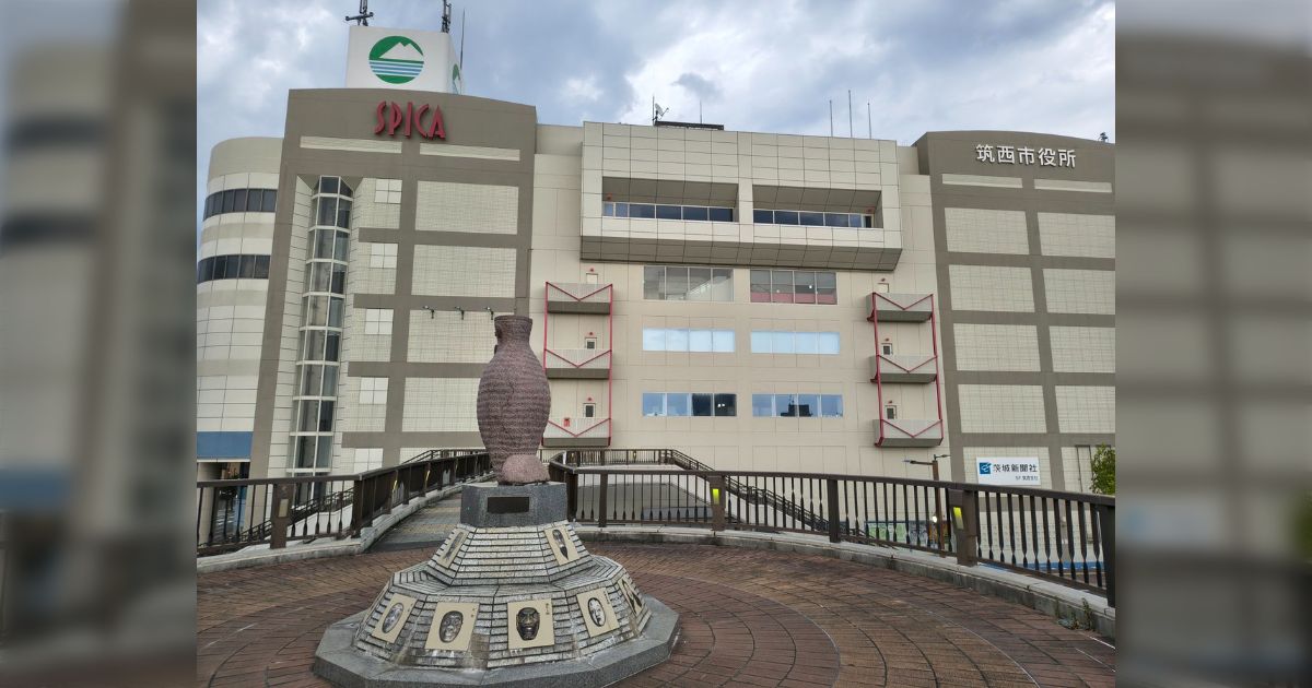 衰退した地方都市あるあるだけど、駅前に閉店してしまったであろう百貨店を市が買い取って駅前市役所になってるやつ「衰退の象徴だけど実際便利」