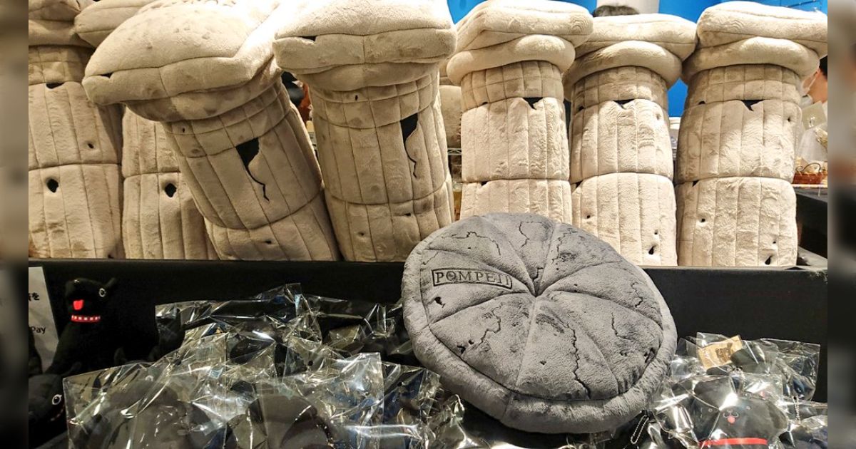 【即購入可】ポンペイ 炭化したパン クッション タグ付き ポンペイ展グッズの目玉(？)が「炭化したパン」シリーズ。画像2枚目が