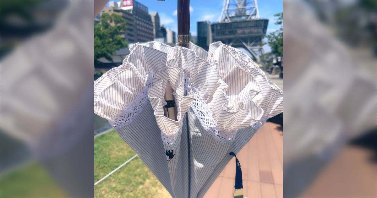 お気に入りの日傘をカフェで預けたのだが受け取ろうとしたら店員に「無い」と繰り返され何の対応もされなかった…警察沙汰にしてもいいのでは？