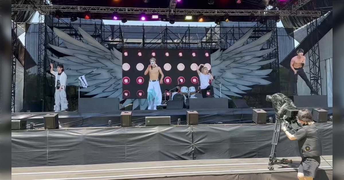 ライブ参加中のゴールデンボンバーのステージに不審者が乱入…演者の機転で事なきを得るが警備はどうしたんだこれ、なお総合プロデューサーは「大成功」と投稿