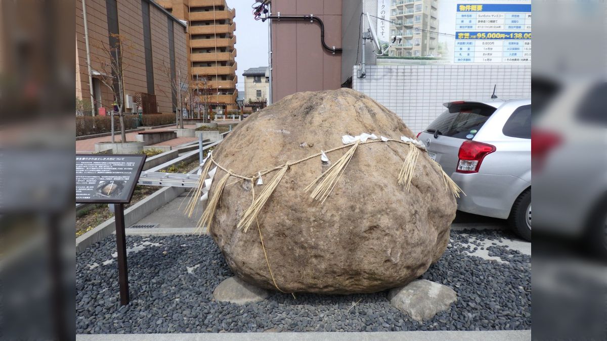 長野県茅野駅前にある巨石…工事現場で掘り出された『ただの石』であるにも関わらず、しめ縄までされ大事に祀られている理由とは？ - Togetter  [トゥギャッター]