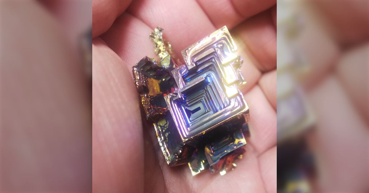 神秘的な美しさを持つビスマス結晶 291g【ケース付き】 立体