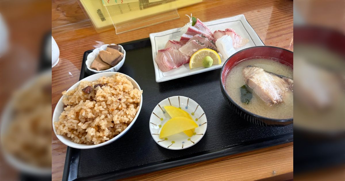 これ、僕の強い思想なんですけどわかる人いますか？地物しか使ってない海鮮丼が1番だと思っていて....サーモン乗っかってたりするとかなり萎える