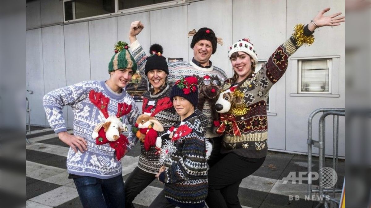 ダサいセーター世界選手権』まさかの第2回目開催！「癒される～」「なんてピースフル」「ダサかわ最高！」 - Togetter