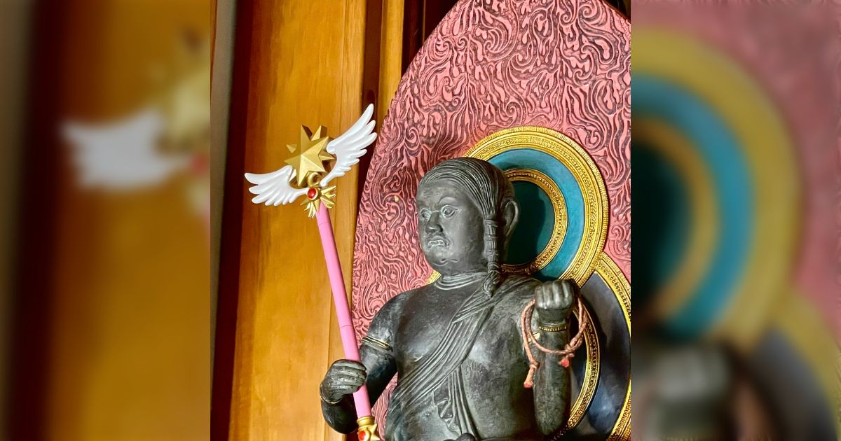 手ぶらじゃお正月を迎えられないので、新しい宝剣を作るまでの間ホビーオフで見つけたこちらのゴージャスな杖で我慢していただく