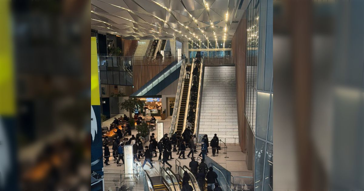 ビル内に階段を作らず滝にしたらエスカレーターで人を捌ききれなくなって渋滞してるの、ちょっとデザインの敗北みがあるな「これ階段じゃないのかよ」