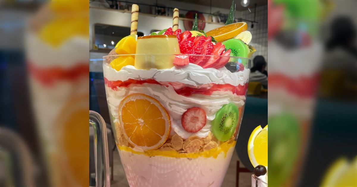 「何人で食べるやつなんだ？」名古屋のカフェが出してくるパフェがさすがにデカすぎる - Togetter