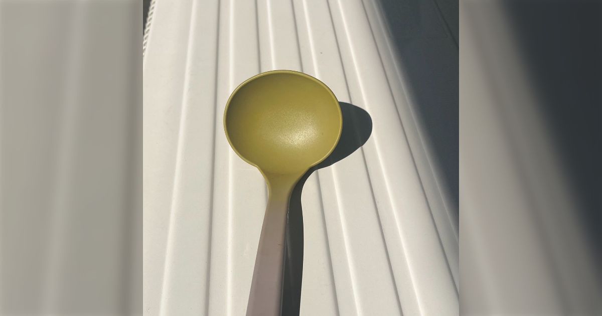 カレーで黄色く染まったら日光に当てると取れると教えてもらったやつ、何回やっても感動する楽しい「因みにブラックライトやUVライトを当てても落ちます」