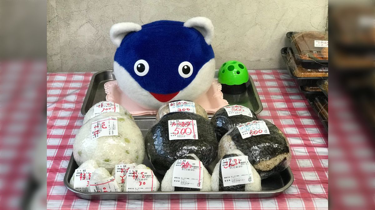 店内のぬいぐるみを見て商品に巨大おにぎりがある理由を察する人々