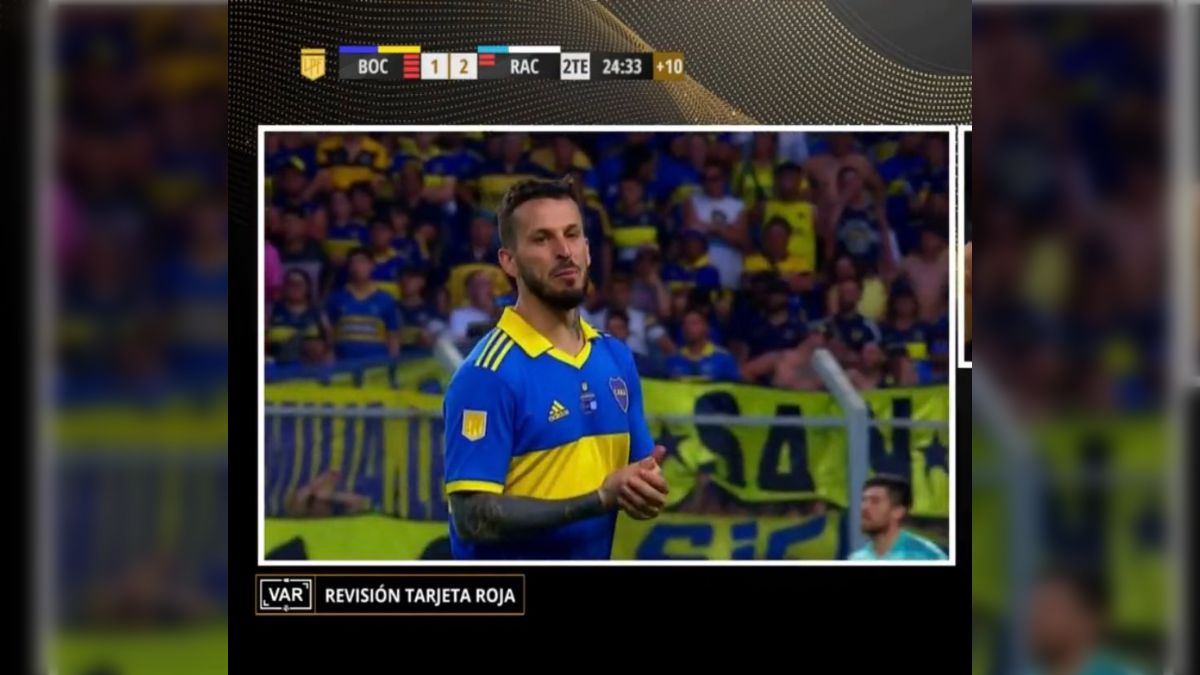 アルゼンチンのサッカーの試合、ベンチメンバー含めて両チーム合計10枚 