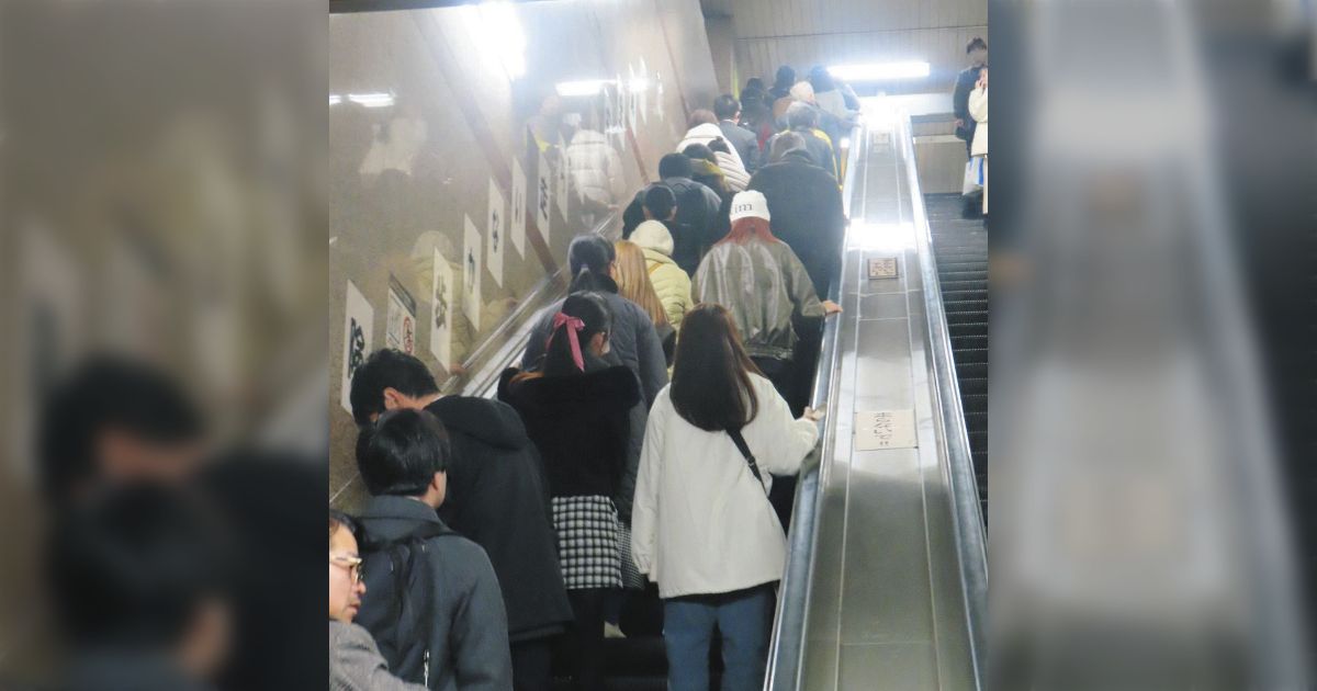 鉄道会社がこれだけ「エスカレーターを歩くな」と周知していても片側を開けて一列になる慣例はなくならないので日本はルールに従うのではなく同調圧力に従うことを尊ぶのだと思う