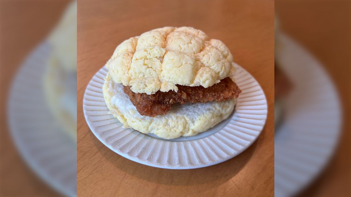 寝てる時に「メロンパンにファミチキを挟んで食べる」というのが