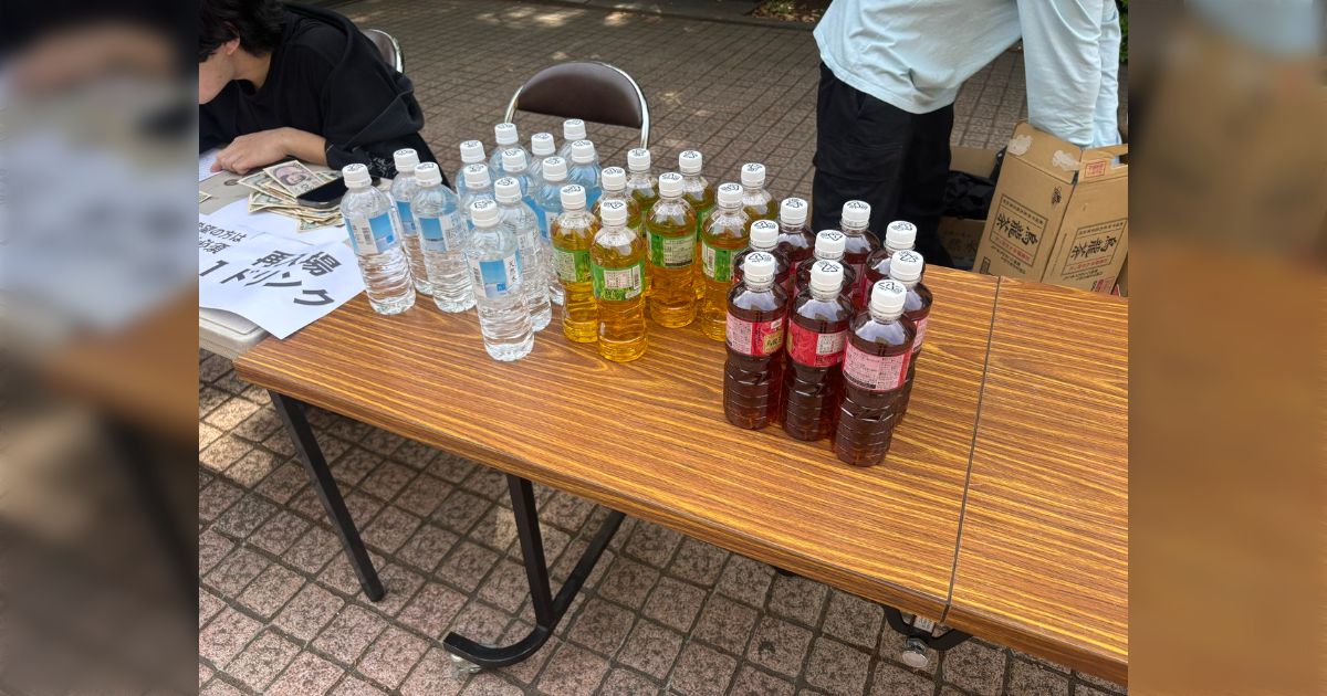 地下アイドルの野外ライブで常温のよく分からないメーカーのお茶に600円かかりました…野外で暑いのに常温は悲しいです、せめて冷やしてください