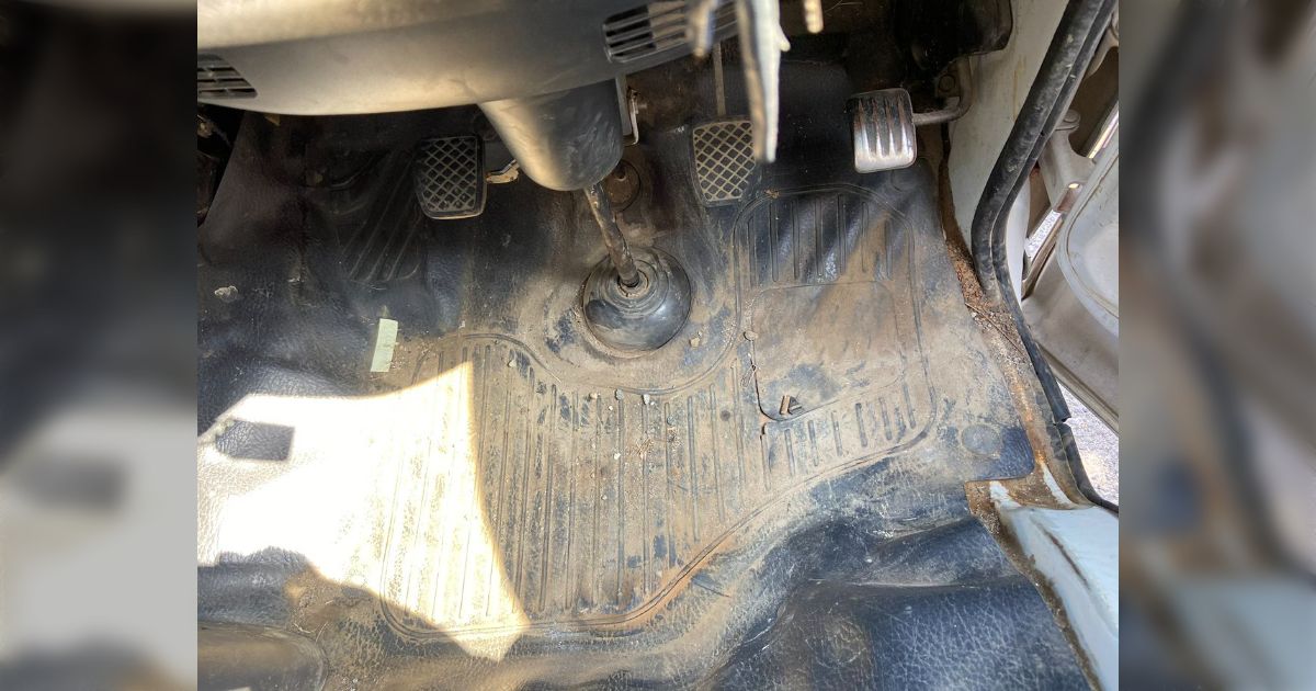 自動車整備士だが、客が「中古で軽トラ買ったんだけどさ、なんか足元がフワフワするんだよ」というので見てみたら、察し… その後、フロアマットをめくって見せたら、客「うわぁ！何これ！」
