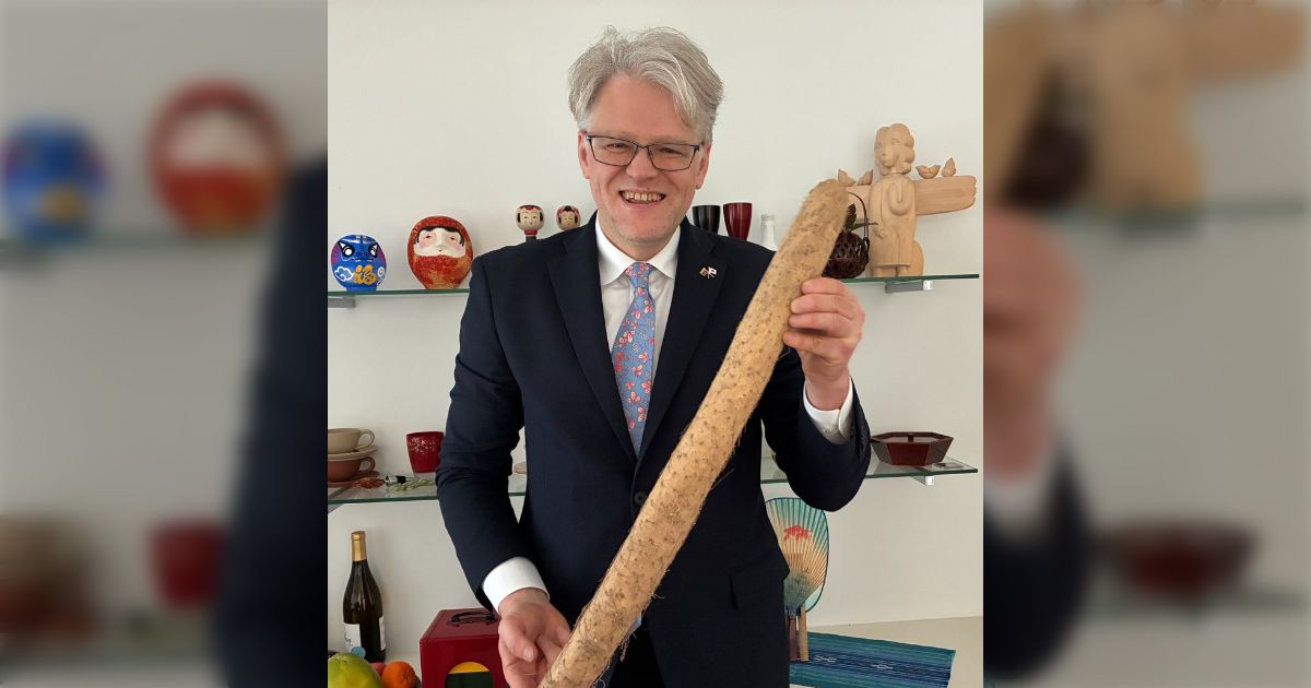 リトアニア大使が新年会に参加して大きな長芋をもらったけど、リトアニアに長芋は無いのでレシピを募集したら様々な声が集まる