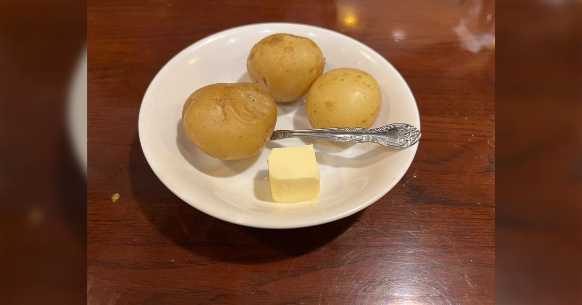 空きっ腹だし450gのカレー入るだろと思って大盛り注文したらお通しでジャガイモ3個出て来てガチで終わった「お通しで出していい量ではないｗ」