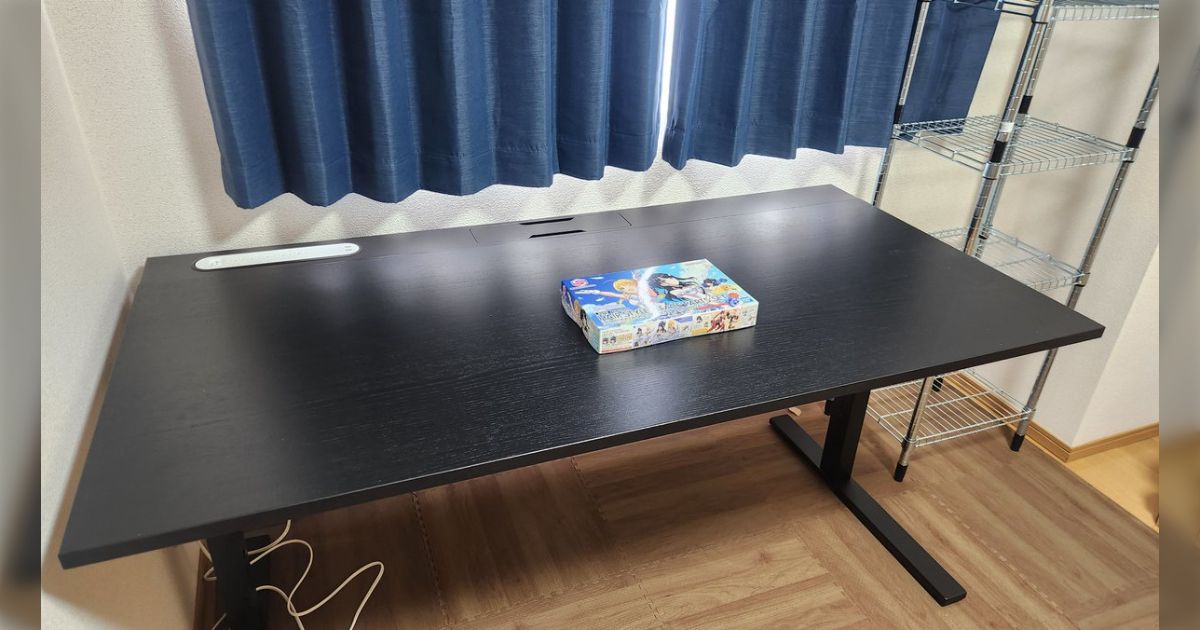 長年の一人暮らし経験から作業机は絶対でかい方がいいと結論付け、くそでか机を購入→賛同の声「脚の長さの確認は必要」「奥行きがもっと欲しい」デカすぎて困るケースも