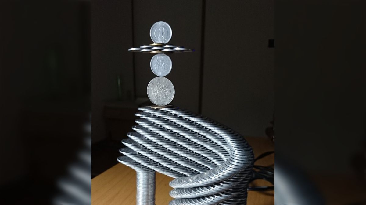 3時間弱でつくられたコインタワーが芸術的！「すごい超絶バランスですね」「もはや建築物」 - Togetter