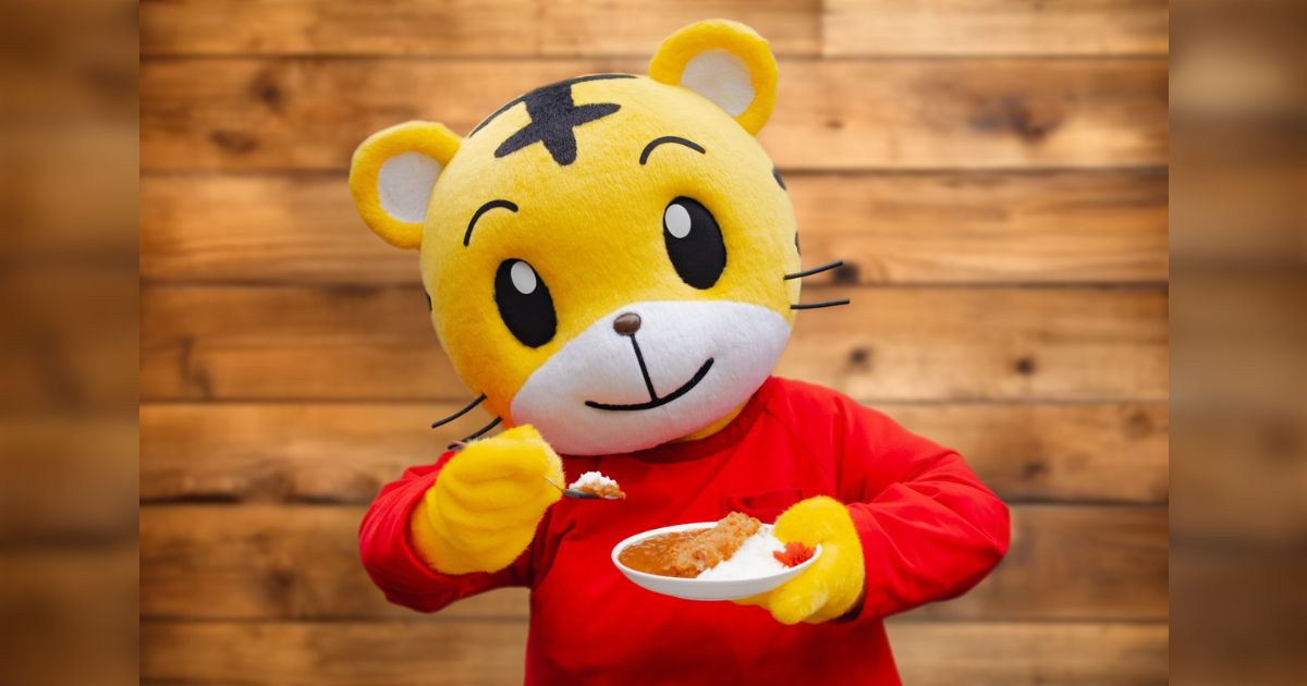 「今週ももう終わりだね」金曜日にしまじろうがカレーを食べようとする写真を投稿してちいかわ勢がざわつく、ただしその手の話を振られてもしまじろうは完全スルー