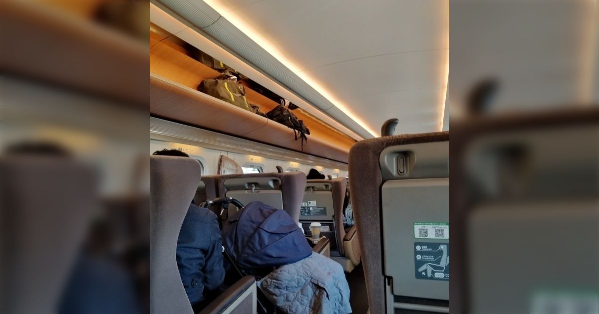 通路にはみ出すベビーカー...新幹線の乗客がXへ投稿した画像について様々な意見「これは通路を塞いでいるからダメ」「邪魔でない間はそのままで良い」