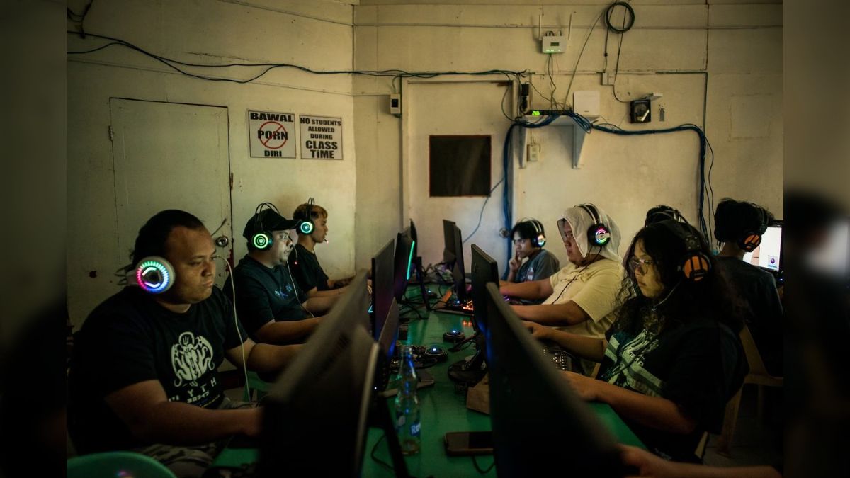 Deep Learning ベースのAI  開発は、数百行程度のコーディングと膨大な学習データの単純なラベリング作業に明確に分けられる。割合として大きいラベリング作業には、高度な数学能力は不要で単純作業を繰り返し続ける労働力が必要である。  - posfie