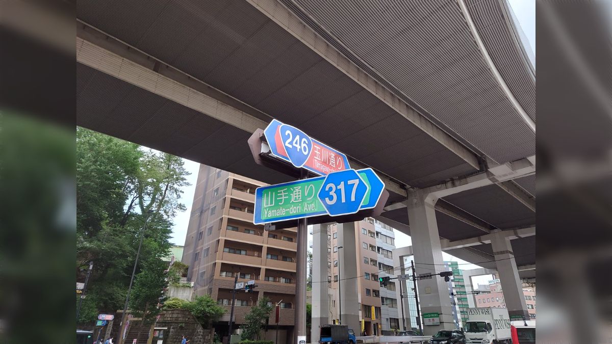 乃木坂46の楽曲「環状六号線」で何も障害ないように246を右折する