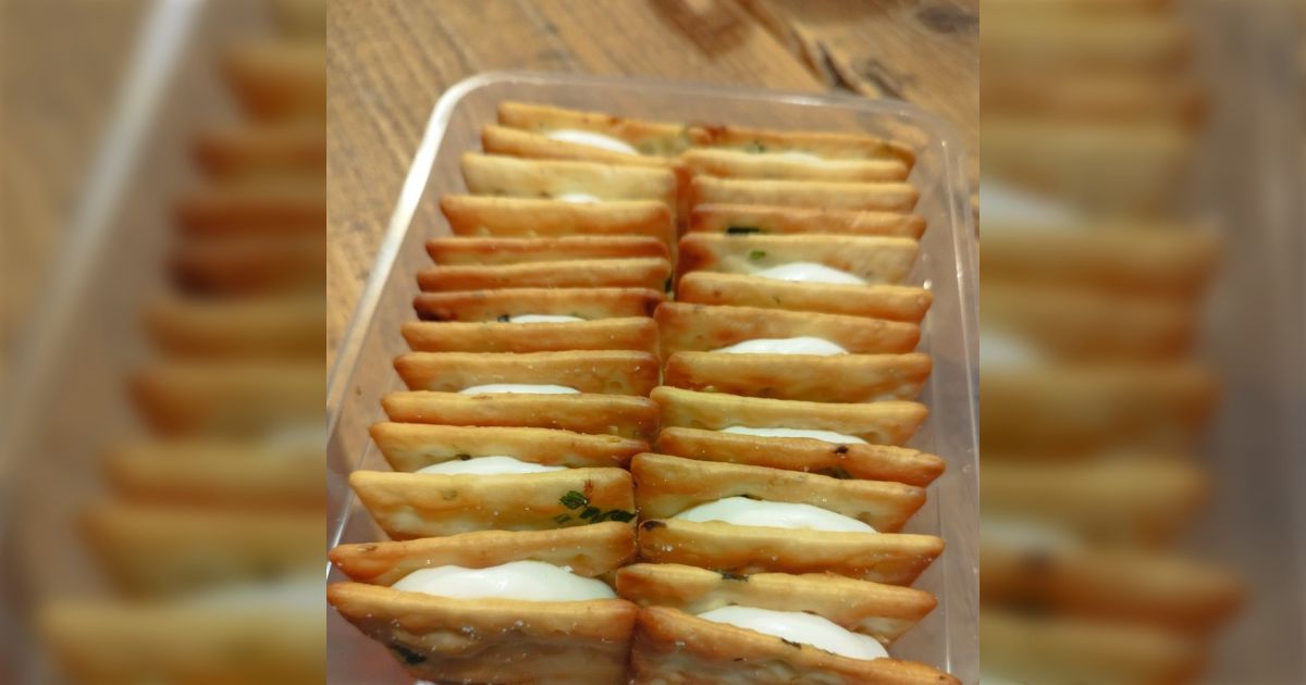 台湾で大流行中のヌガークラッカー、塩味のネギクラッカーの間にミルクヌガーを挟んだ甘じょっぱい癖になる味らしい「これ！台湾一美味しいです！！」