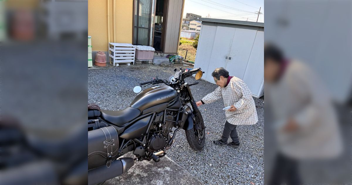 新しいバイクを自慢しに実家に寄ったらばーちゃんが塩かけてました、これで事故しなくなるそうです「効果は絶大」「守るべき文化、守るべき習慣」