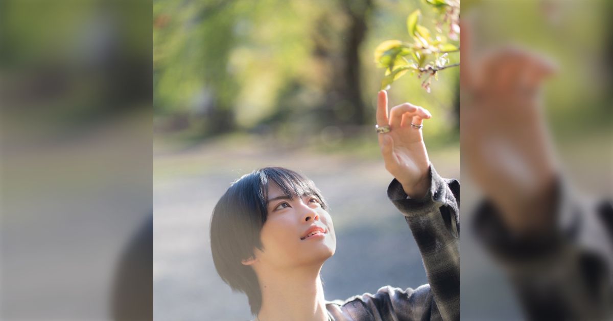 「これが噂のTPO」 インスタに載せる写真とXに載せる写真を比較した人が登場、花を指さす映え写真が全身を映すとまさかの事態に