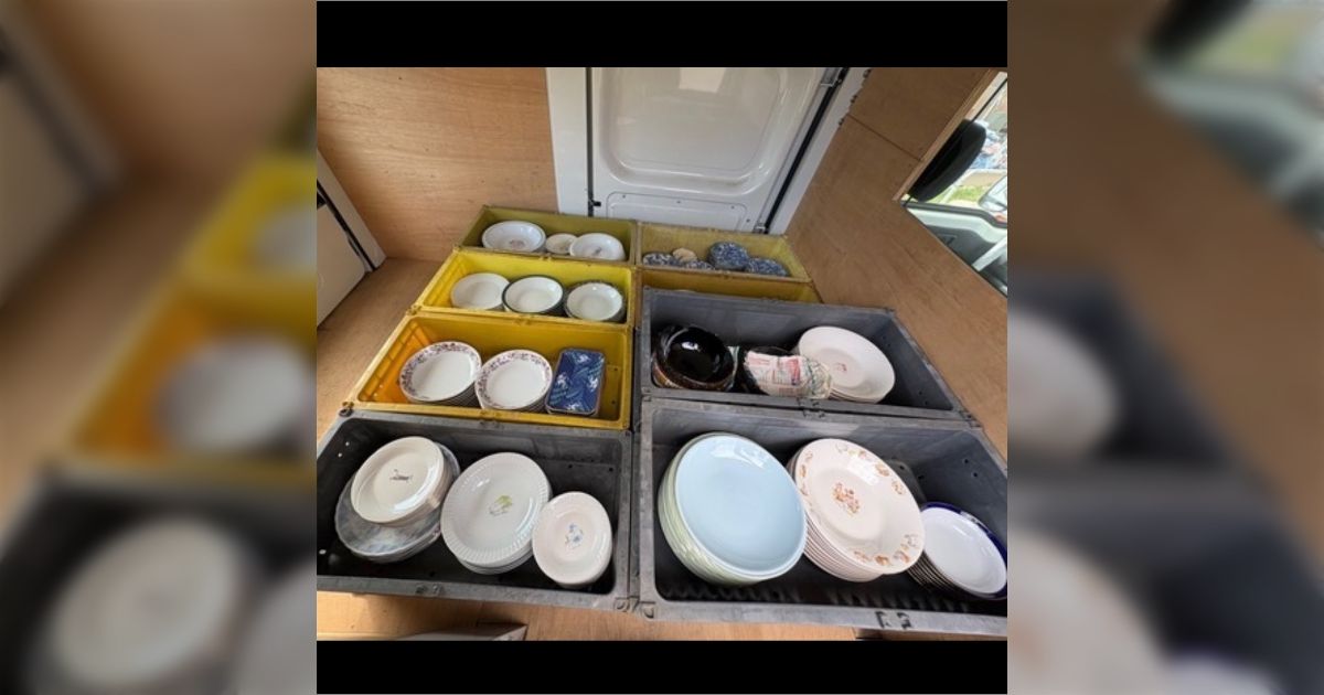 「これ全部、母が実家を片付けてたら出てきたほぼ未使用の食器らしい」中古屋はどこもタダでも引取りNGだった…どうすれば?→どうやら歴史的背景がありそう「ジモティーを利用しては?」