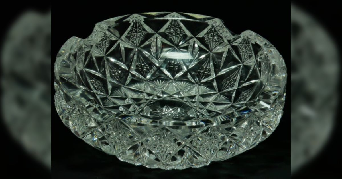 ドラマや映画で咄嗟に掴んで殴る凶器にされまくっていたガラスの灰皿