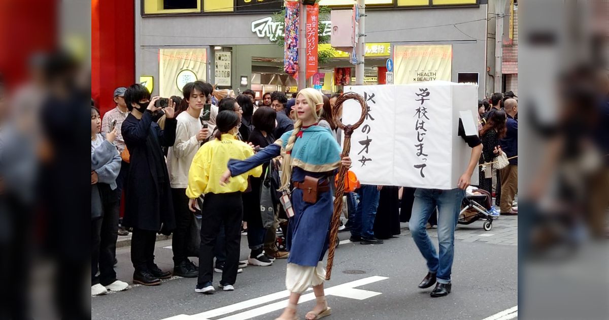 [B!] 絶対にマルシルの背後を取る字幕「学校始まって以来の才女」、池袋ハロウィンでも機敏な動きで再び出現してしまう