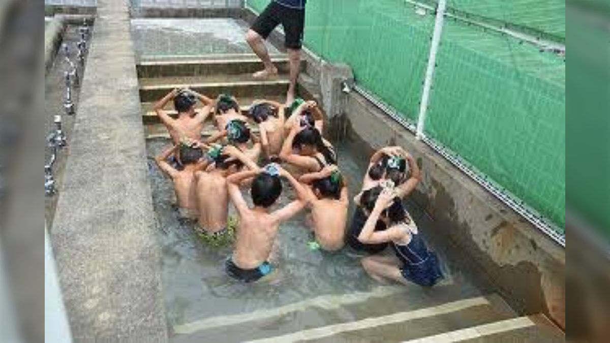 小1 プール開きシャワー 今のティーンには信じてもらえないかもしれないけど、昔はプールの水が冷た過ぎて授業できない日があったり体が冷えすぎて唇が紫になるお友達がいたりしたのよ  - Togetter [トゥギャッター]