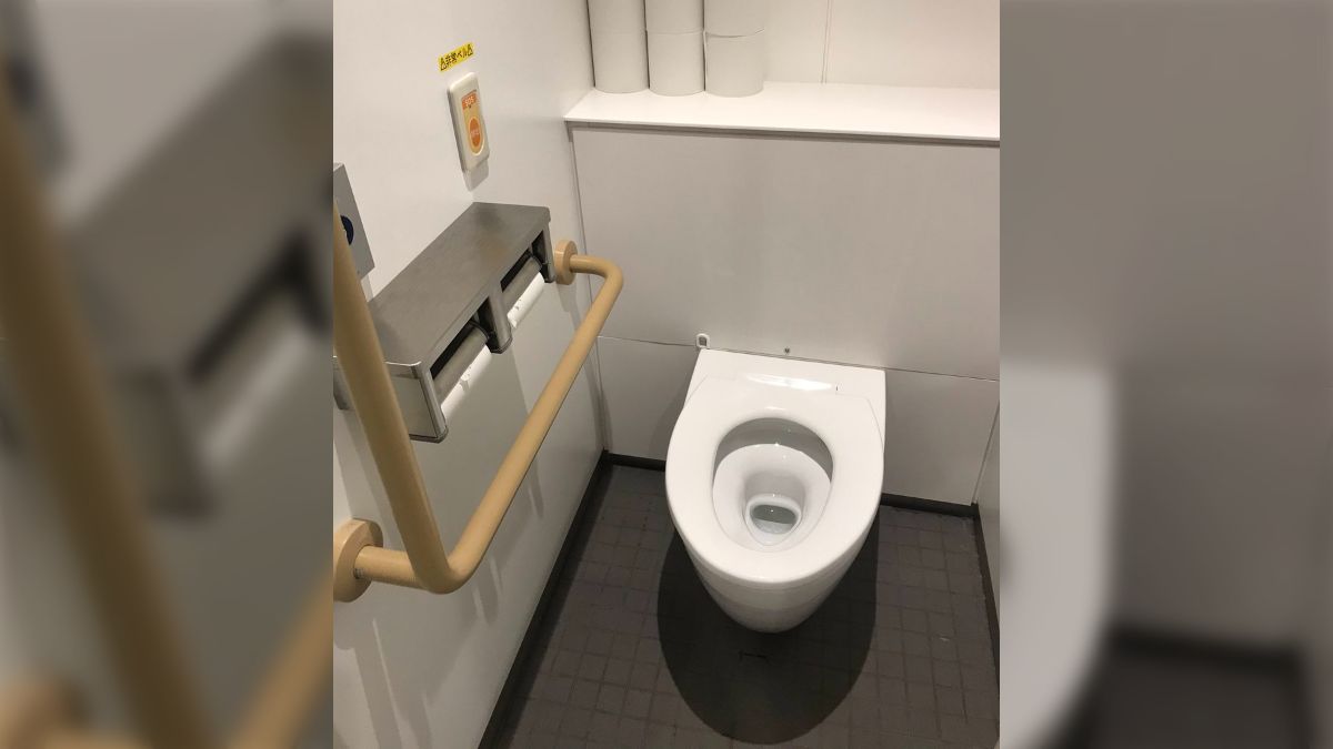 行列のできるトイレ盗撮 