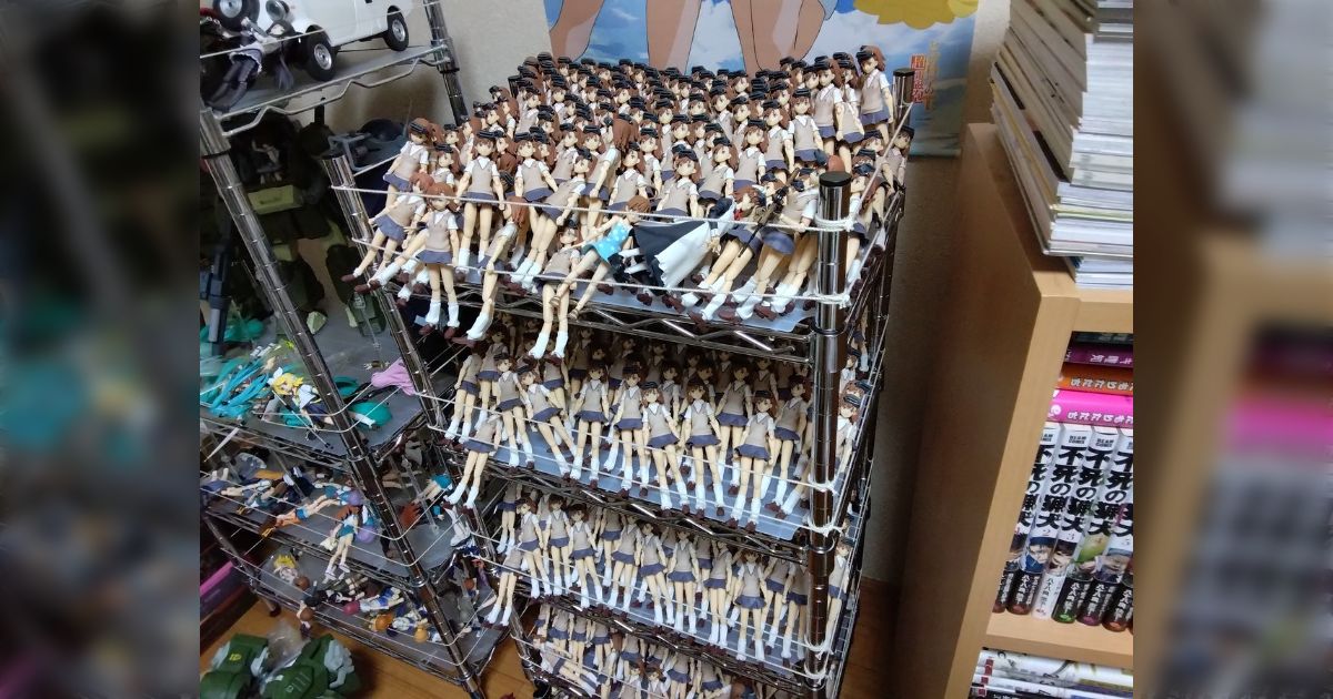 震度5弱の地震を受けて部屋に飾っていたフィギュアが全部倒れた→想像した光景と全然違っててびっくりする人が続出「設定知っててもヒエって声出た」