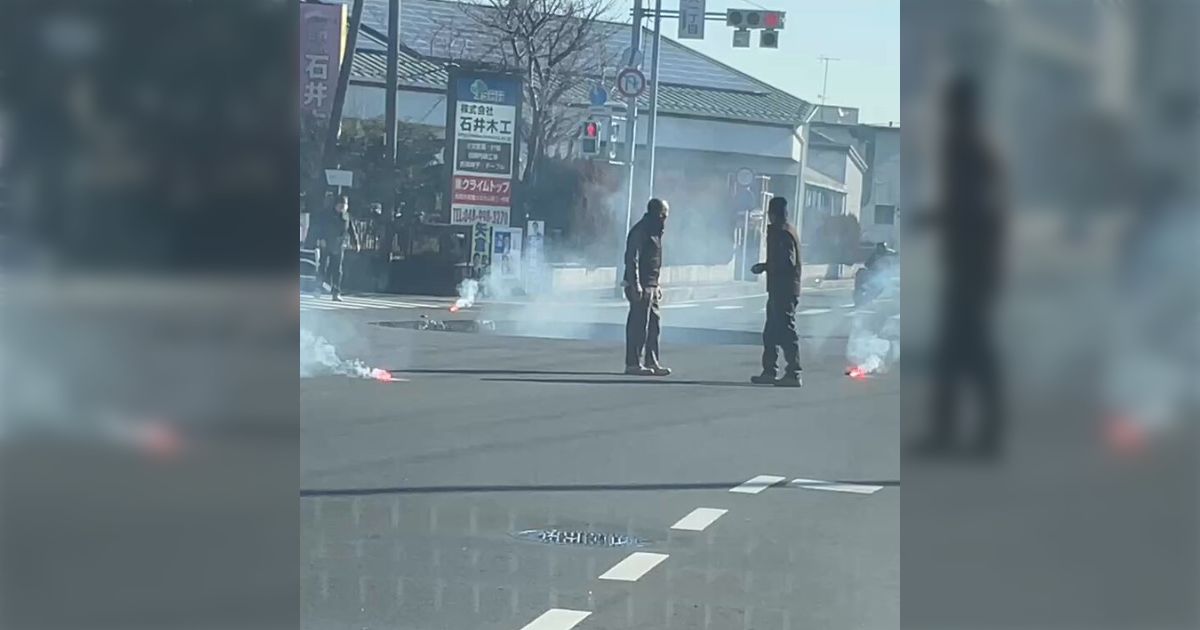 陥没事故の直後、警察が到着するまで現場の道路に発煙筒を置いて交通整備をしてくれた人たちがいた「この人たちのおかげで二次災害が防げた」