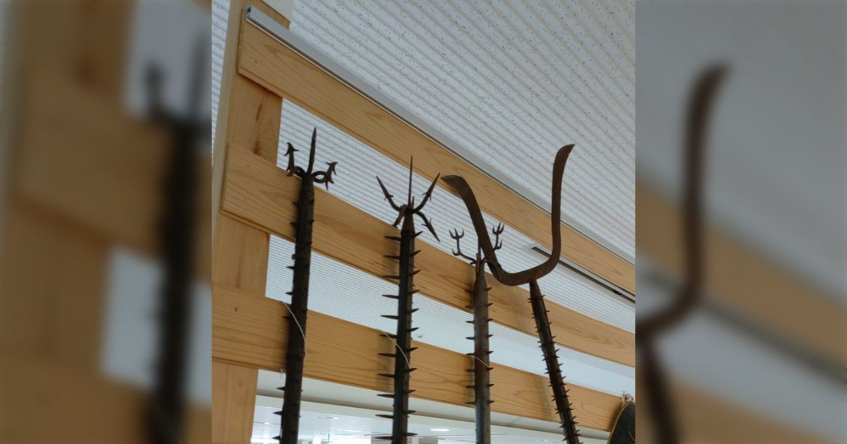 職場に刺股があるが、同僚が「こんなちいかわの持ってるのにも負けるツルツルので不審者に立ち向かうんですか……」と呟いててじわじわきてる