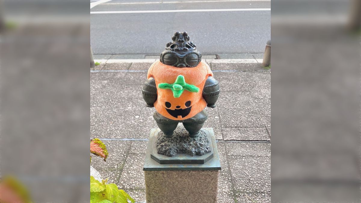 「駅前通りの土偶がハロウィン仕様になっていた」地域住民に愛されて、四季折々の装いになってる土偶がかわいい
