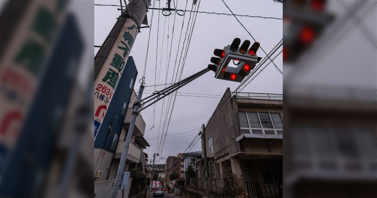 日本に数基しか残っていない「UFO型信号機(懸垂型交通信号機 日本に数基しか残っていない「UFO型信号機(懸垂型交通信号機