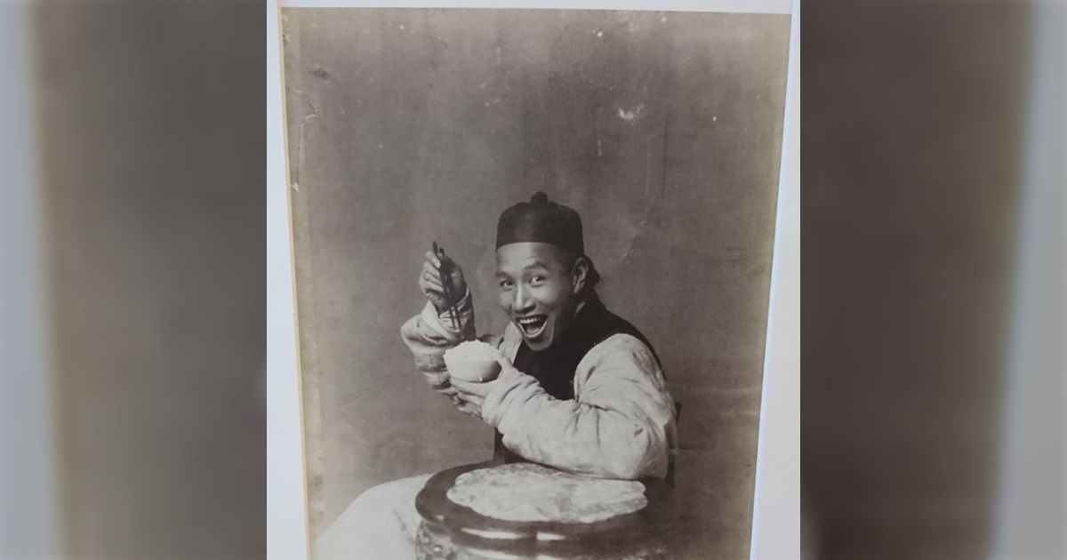 100年前の中国・清朝時代に撮られた「ご飯を食べている人」の写真に 