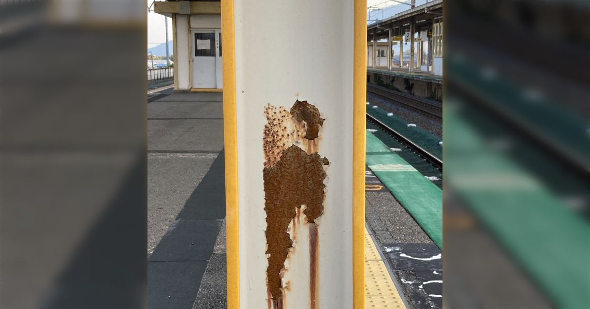 駅でみつけた鉄柱の錆び跡が言われてみたら有名絵画に見えてくる「確かにそう見える！」その他日常に潜む芸術が続々