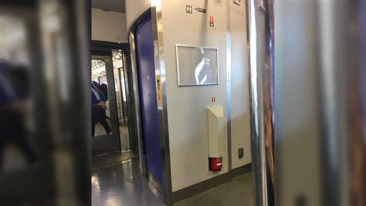 駅で露出 埼京線の大宮駅で外国人が下半身露出したら脱糞して電車が止まるという事件が起こる！ - posfie