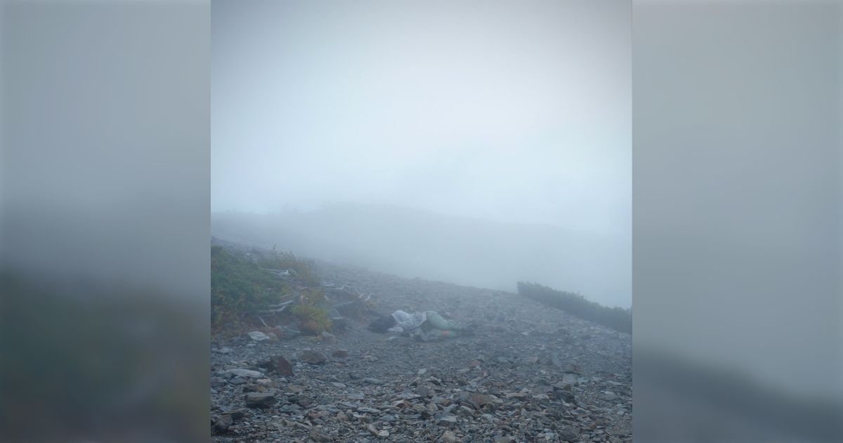 「流石に2度見した」登山していたら道端で昼寝している人に遭遇してびっくり…山で昼寝していた話や腐乱死体と出会った話も