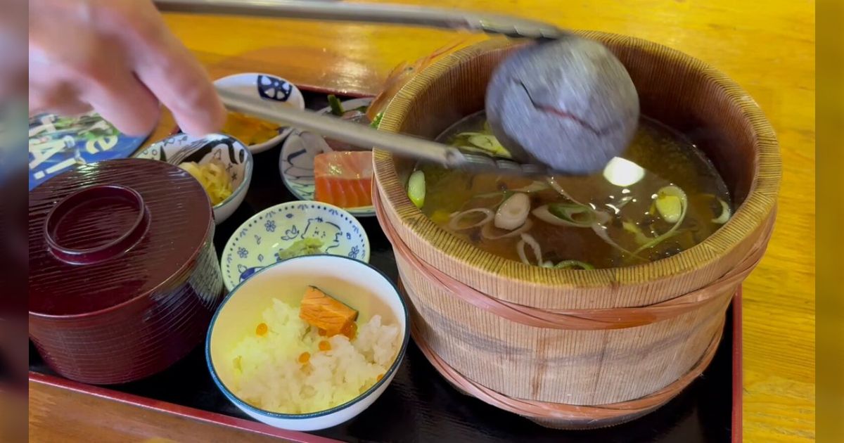 熱々に焼けた石を鍋にドボン、男鹿半島の名物は『男塾』の名物料理にしか見えないが美味しそう