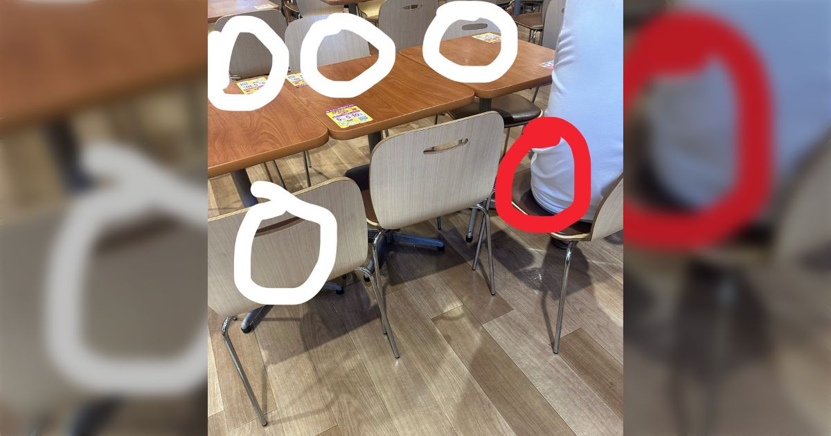 フードコートで食事中、先に食べ終わった娘がトレイを返しに行ってる間に娘の席に突然知らないおじさんが着席… 「使ってます」と言っても無視され困っていたら、優しいお兄さんが声をかけてくれた話