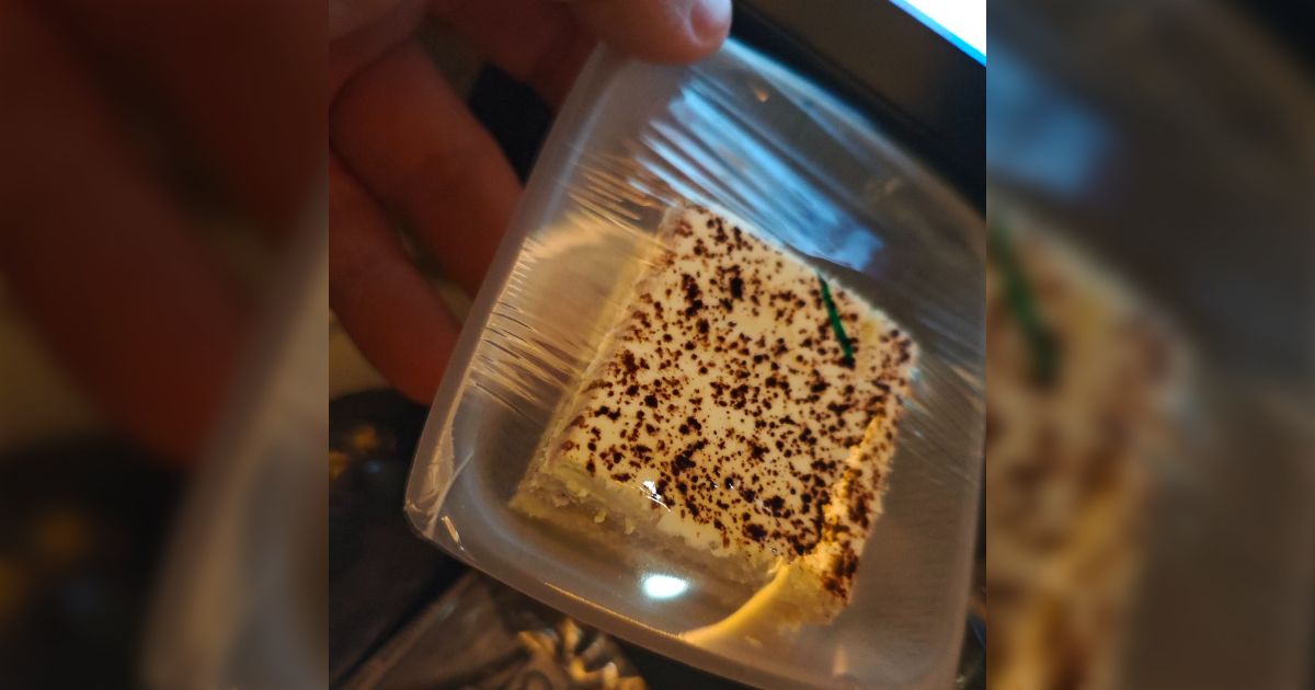 機内食に単品の焼き豆腐出すなんて斬新だなと思ったら違った「すき焼きに入れたい」「焼き豆腐やないんならほななんやねん」