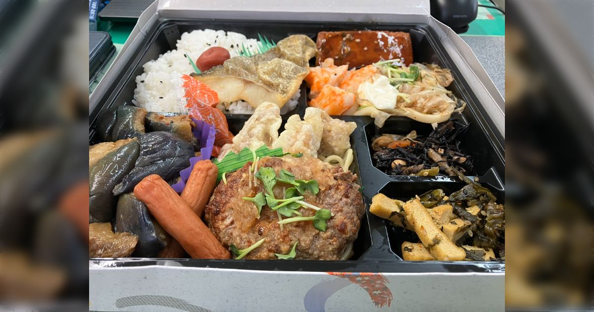 職場で昼前に日頃よく注文する弁当屋が「大量注文が突然キャンセルになった」とのことで弁当を20個ほど持ってきて「タダで食べてください」と置いていった→その後、投稿主は弁当屋のため動くことに