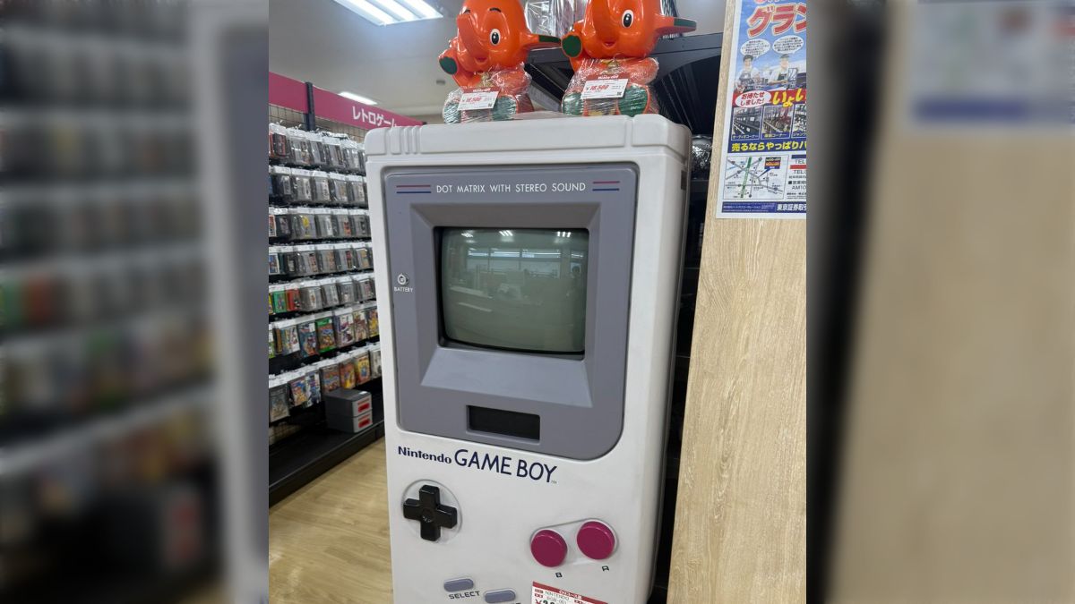展示用のビッグゲームボーイが、ハードオフにて220万円で売られ