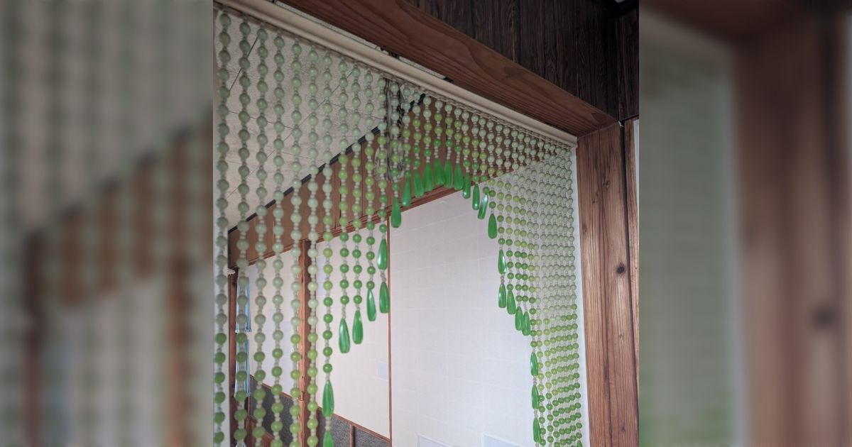 昭和の家によくあるこのつぶつぶのカーテンを通るたびにメガネに当たるんだけどこれって一体なんのメリットがあるの？→見た目以上に役に立っていたらしい