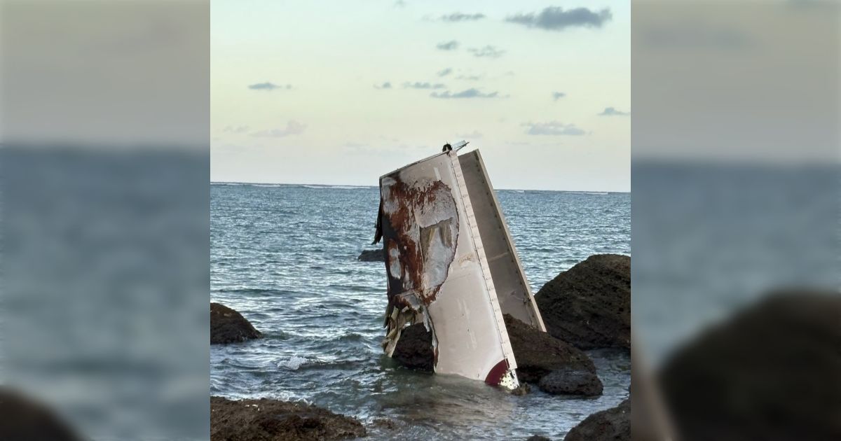 石垣島のビーチに巨大な漂着物が...船？飛行機の一部？なんだろう→有識者らが集まり議論が加速、特定する猛者が現れ「X民の狂気...なんでわかんの」